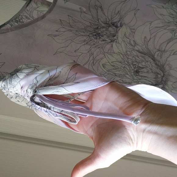 Vince Camuto overlay... - Picture 2 of 10